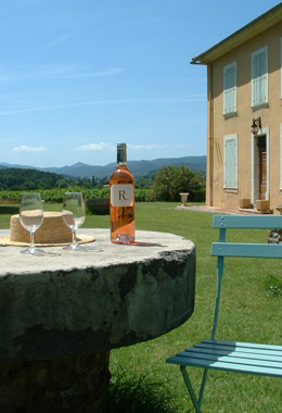 Vin sur un table